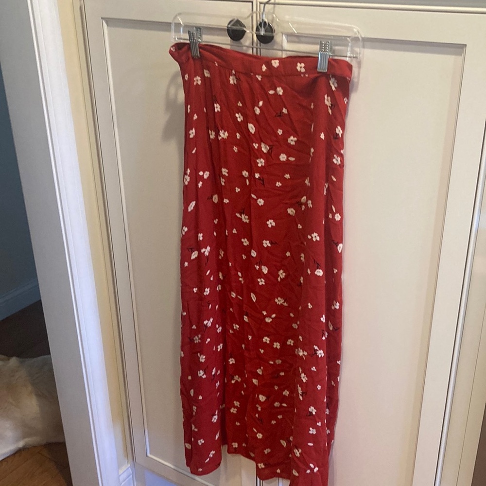 Billabong skirt. Rich red with white floral print. Brand new condition.